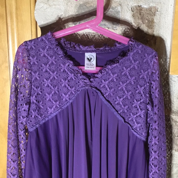 Girl & Co. By Limeapple. 
Gorgeous Flowy Top - Picture 2 of 11